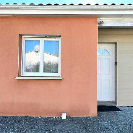 Logement Thermale Et De Tourisme Les Acacias 2 Жонзак Екстериор снимка